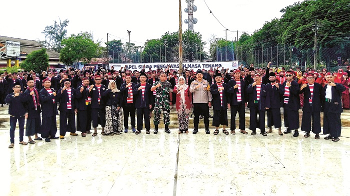 BERSINERGI: Ketua Bawaslu Sumenep berfoto bersama Dandim 0827, Wabup, Kapolres, beserta segenap komisioner Bawaslu Sumenep dan forkopimda di halaman KONI Sumenep Sabtu (10/2). (BAWASLU UNTUK JPRM)