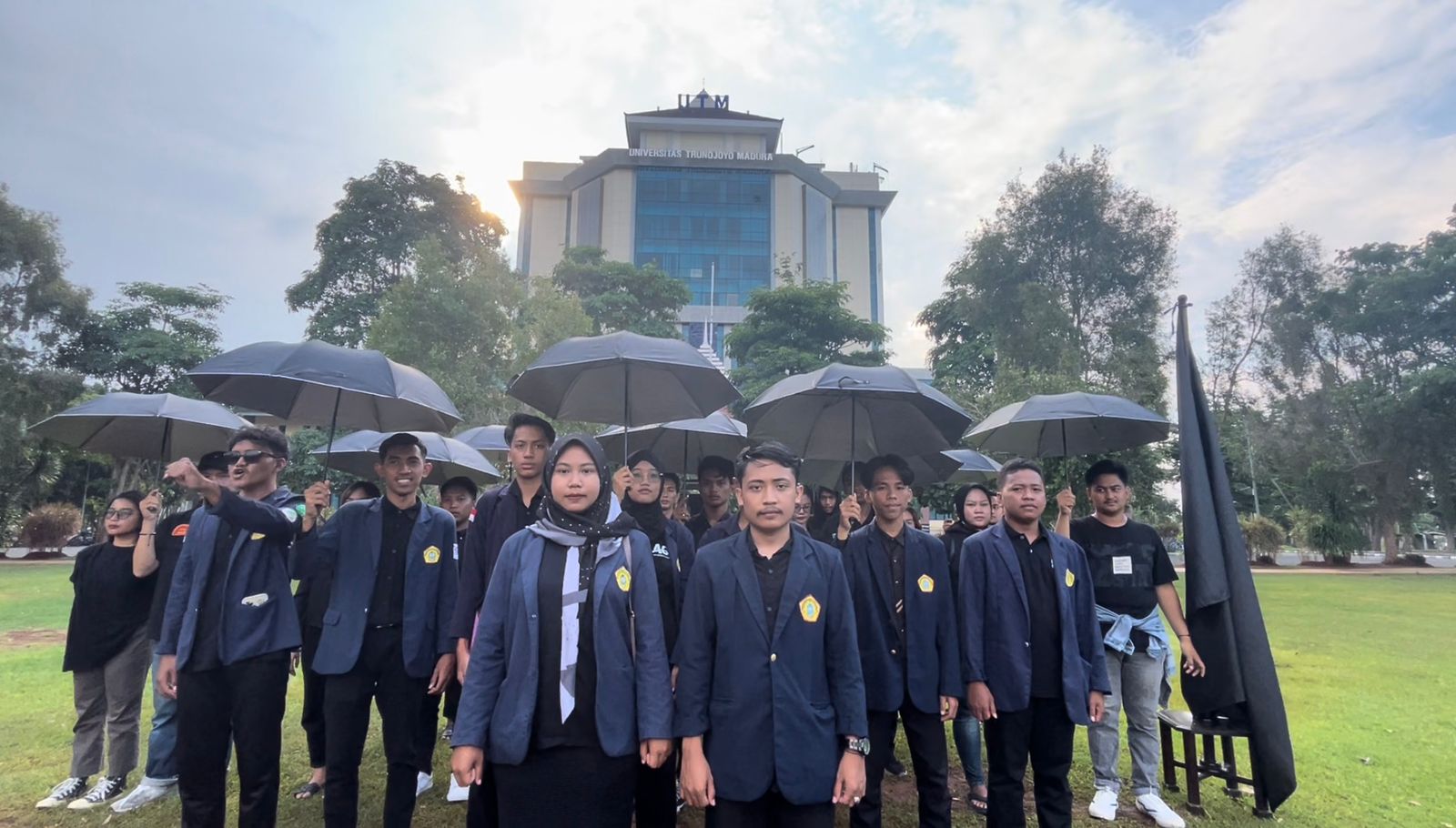 SERBA HITAM: BEM KM Universitas Trunojoyo Madura berkumpul di taman kampus UTM Bangkalan, Jawa Timur menyuarakan politik kebangsaan.