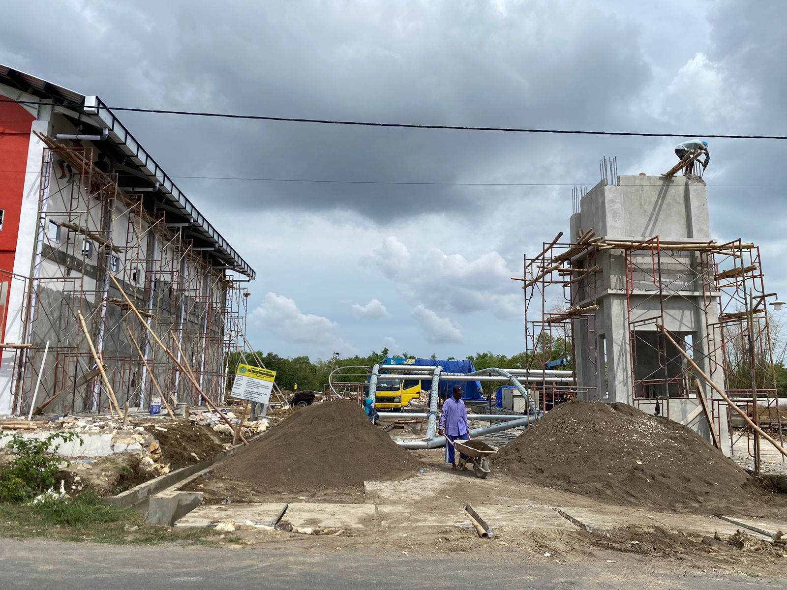 TERIK: Pekerja konstruksi menyelesaikan pembangunan sentra industri hasil tembakau, Minggu (3/12/203). (MOH. JUNAIDI/JPRM)