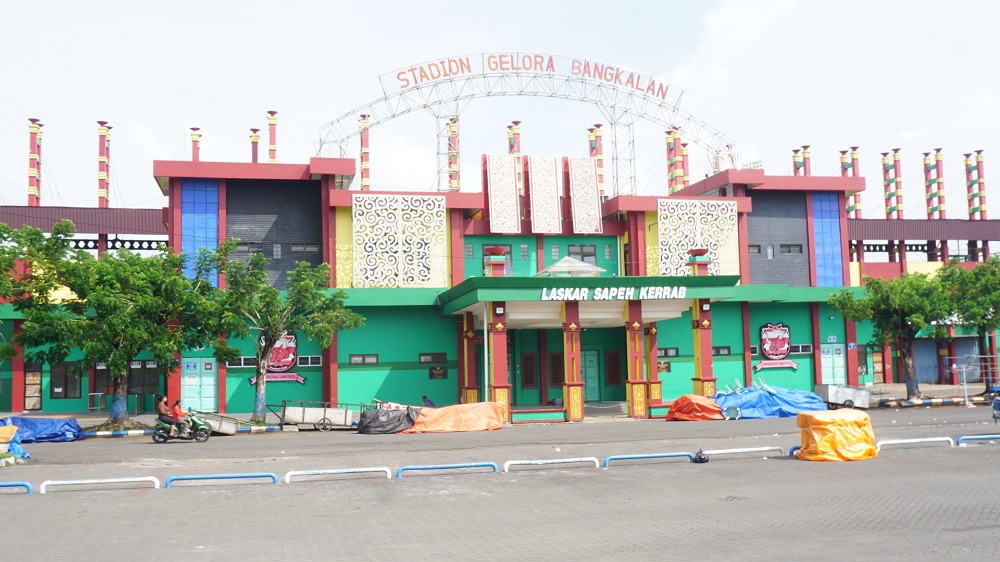 VENUE OLAHRAGA: Pengendara melintas di depan Stadion Gelora Bangkalan (SGB), Minggu (11/2). (VIVIN AGUSTIN HARTONO/JPRM)