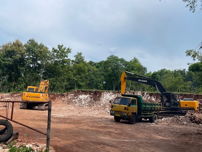 TINDAK PIDANA: Aktivitas tambang galian C ilegal di Dusun Cemanis, Desa Langsar, Kecamatan Saronggi, sebelum ditutup paksa oleh Tim TP3 Sumenep karena tidak berizin, Selasa (30/1). (DOKUMEN/JPRM)