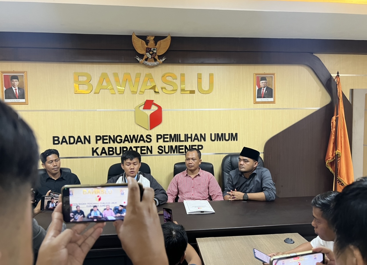 dari kiri, Pimpinan Bawaslu Sumenep Muarep, Addahrariyatul Maklumiyah, Achmad Zubaidi dan Moh. Rusydi Zain ZA melakukan jumpa pers tentang penanganan kasus dugaan tindak pidana pemilu Senin (12/2).