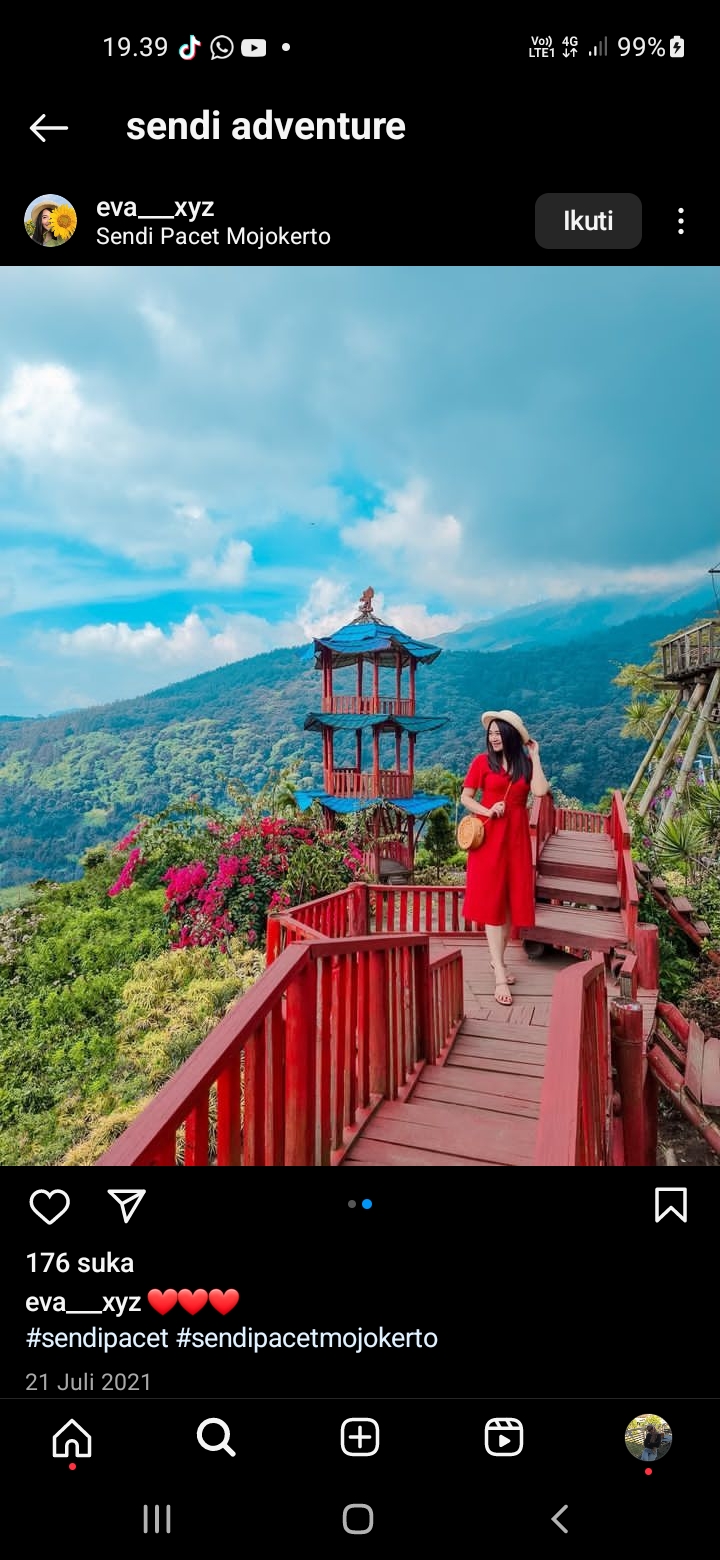 Seorang wisatawan yang tengah mengabadikan momen di salah satu spot foto menarik Sendi Adventure