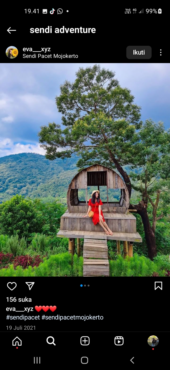 Seorang perempuan yang tengah mengabadikan momen liburannya di salah satu spot foto menarik wisata Sendi Adventure