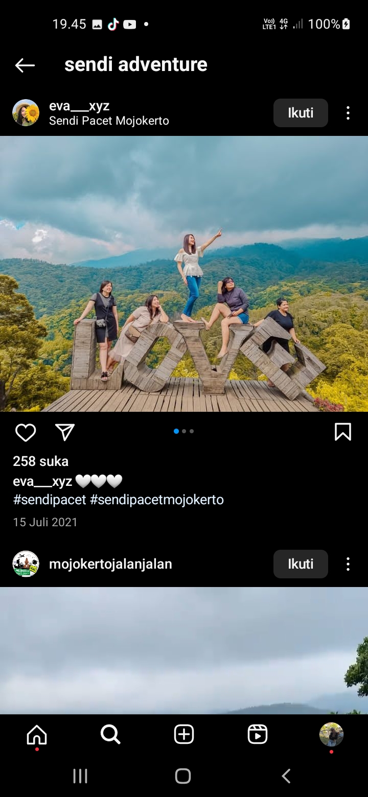 Beberapa wisatawan mengabadikan keseruannya dengan berfoto dispot foto tulisan Love, tepatnya di wisata Sendi Adventure