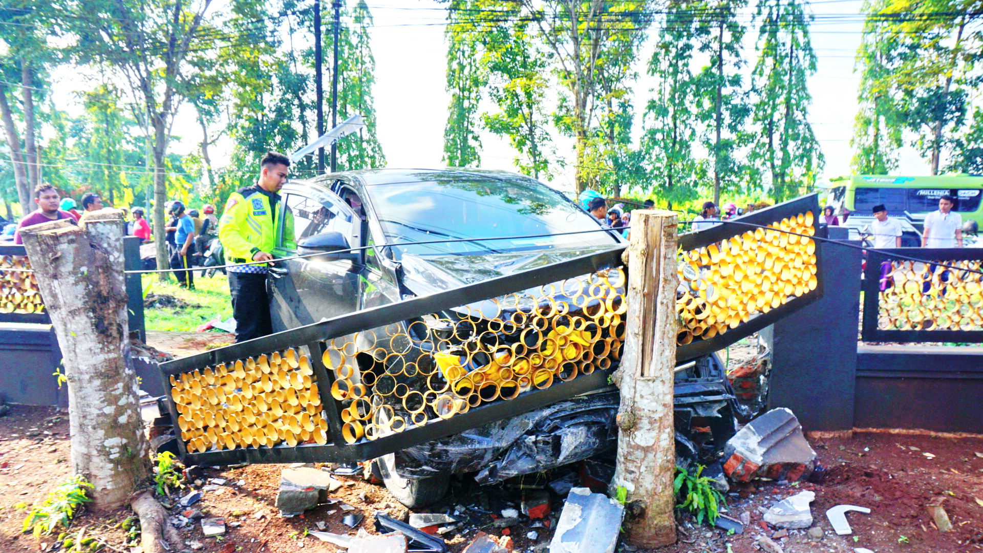 RUSAK: Kijang Innova L 1480 HW yang dikemudikan Moh. Zaini rusak parah setelah menabrak pagar GOR Sultan Abdul Kadirun di&nbsp;Jalan Halim Perdanakusuma, Bangkalan, Senin (12/2). (VIVIN AGUSTIN/JPRM)