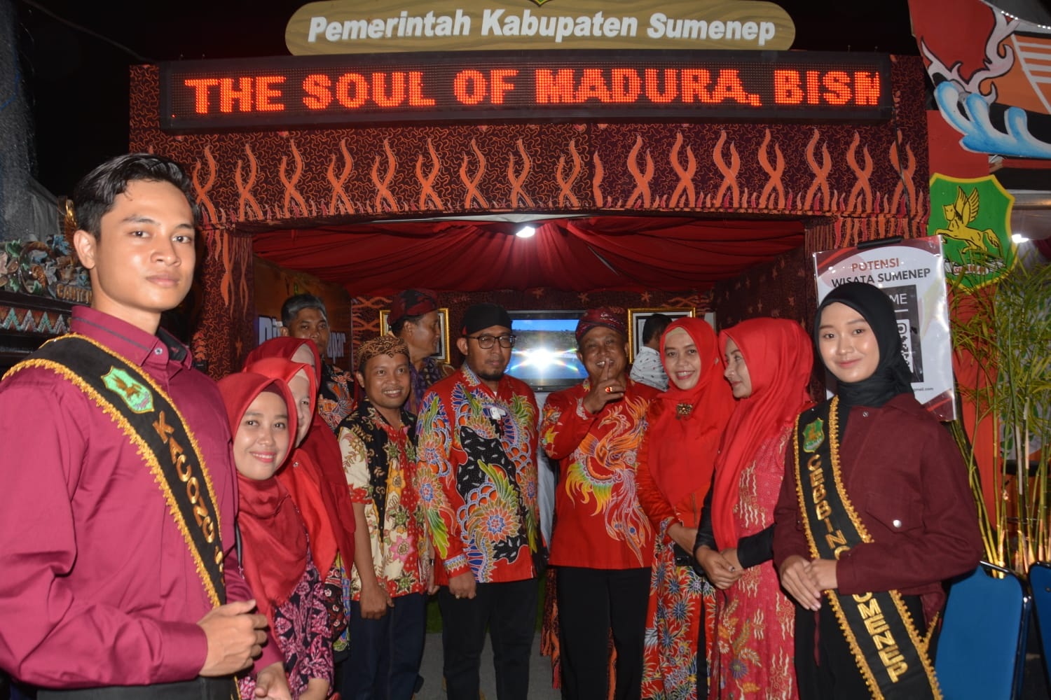 LESTARIKAN BUDAYA: Kepala Disbudporapar Sumenep Mohamad Iksan (empat dari kanan) bersama Bupati Sumenep Achmad Fauzi Wongsojudo menghadiri kegiatan Madura Night Vaganza di Sumenep, 6 November 2023.