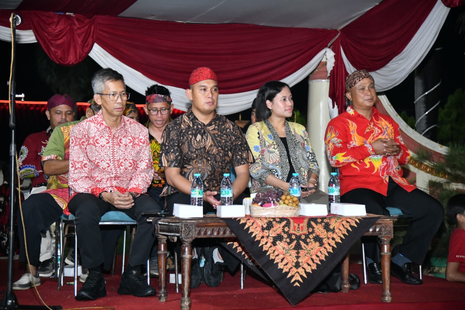 KALENDER EVENT: Kepala Disbudporapar Sumenep Mohamad Iksan (kanan) menghadiri pembukaan Parade Musik Tongtong di Sumenep, 7 Januari 2024. (DISBUDPORAPAR UNTUK JPRM)