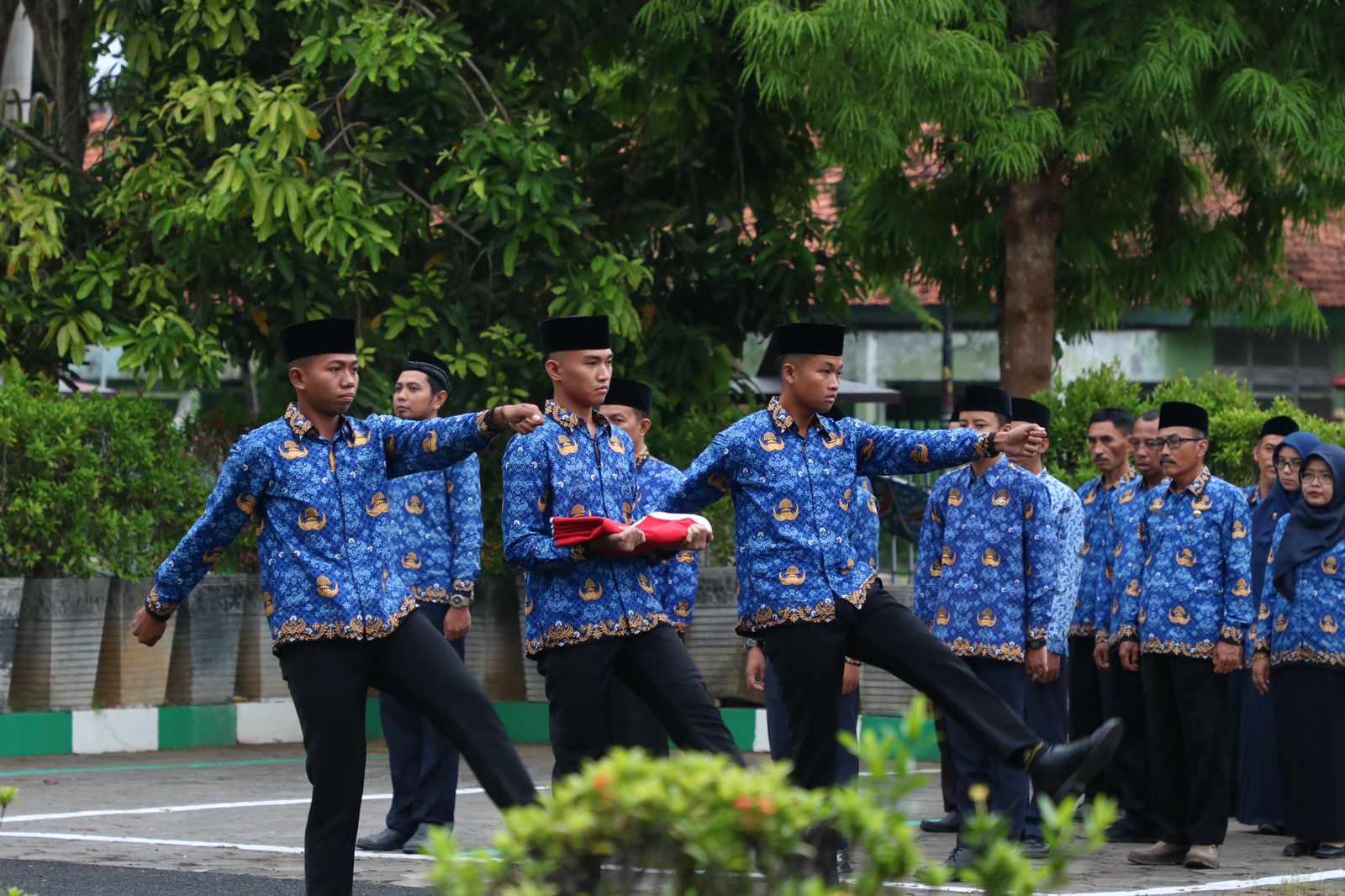 BERBAKTI: ASN di lingkungan Pemerintah Kabupaten Pamekasan mengikuti apel dan upacara rutin mingguan, Senin (5/2). (PROKOPIM UNTUK JPRM)