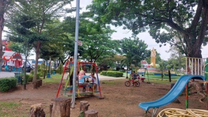SERU: Sejumlah bocah asyik bermain ayunan dan sepeda di area Taman Wijaya Kusuma, Sampang, Sabtu (10/2).
