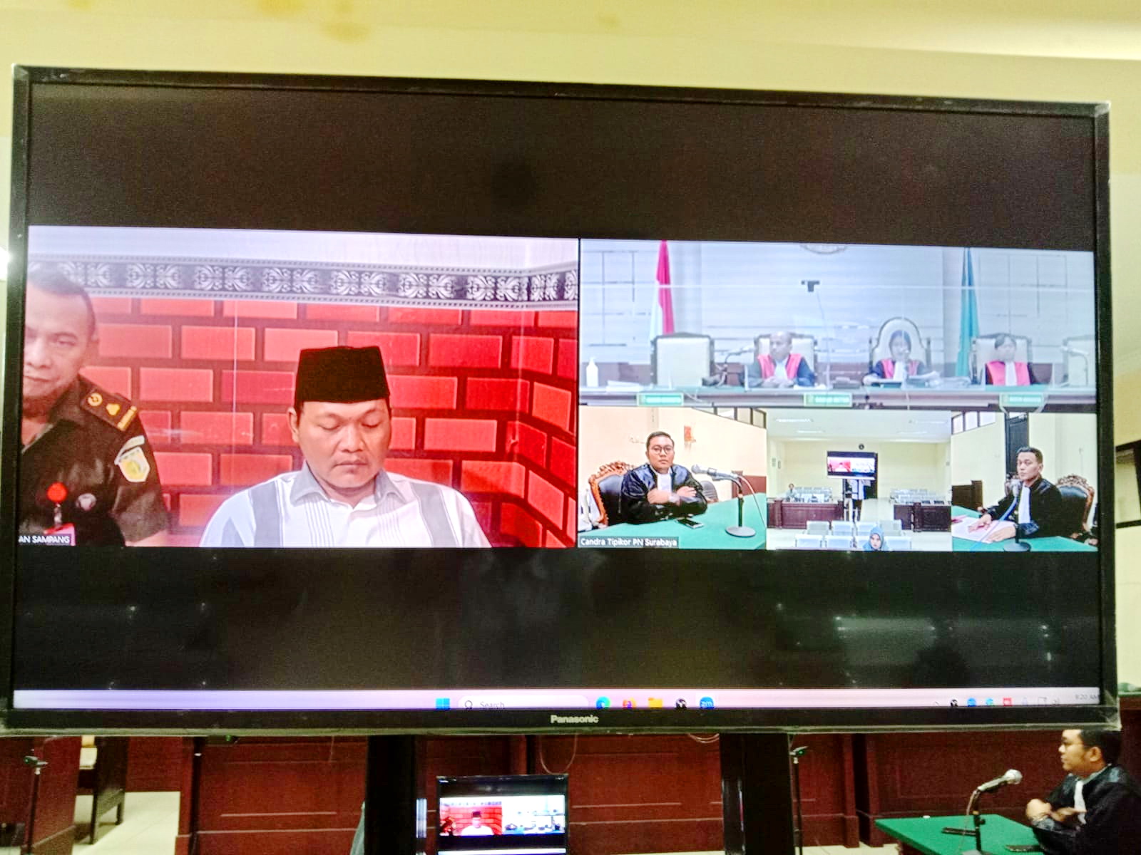 BELUM INKRAH: Terdakwa Akh. Amin mendengarkan putusan majelis hakim secara daring pada sidang perkara tipikor BLT DD Baruh, Sampang, Senin (12/2). (KEJARI SAMPANG UNTUK JPRM)