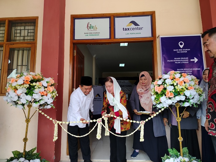 SIMBOLIS: Kepala Kanwil DJP Jawa Timur II Agustin Vita Avantin bersama Rektor IAIN Madura Saiful Hadi meresmikan tax center di kampus IAIN Madura, Selasa (13/2). (LAILIYATUN NURIYAH/JPRM)
