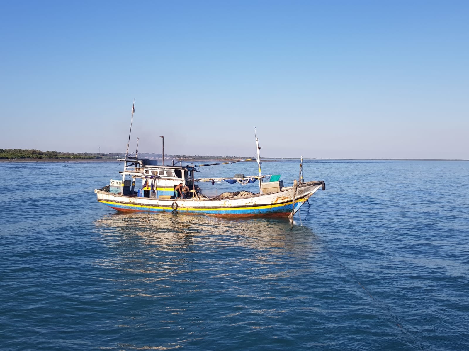 BERKEMAS: Seorang nelayan di Desa Branta Pesisir, Kecamatan Tlanakan, merapikan jaring di atas perahu, Sabtu (27/1). (LAILIYATUN NURIYAH/JPRM)