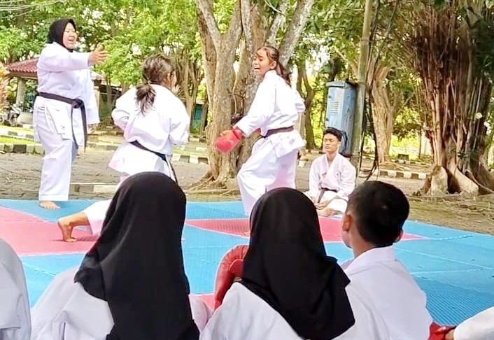 SPIRIT: Atlet ranting SGB Warrior latihan di halaman kantor Pemkab Bangkalan, Minggu (4/2). (ERIKA UNTUK JPRM)