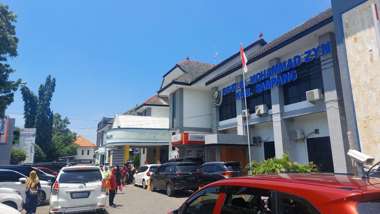 PENUH: Kendaraan pengunjung diparkir di halaman RSUD dr Mohammad Zyn Sampang Senin (12/2).