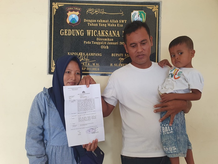 RUGI: Rosidah didampingi suaminya menunjukkan bukti laporan ke Polres Sampang Selasa (23/1). (DOK JPRM)