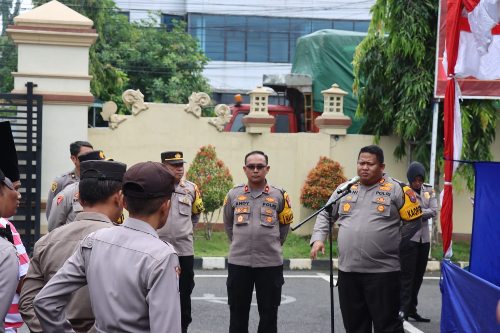 SIAGA: Kapolres Pamekasan AKBP Jazuli Dani Iriawan memberikan arahan saat simulasi pengamanan tempat pemungutan suara Senin (12/2). (POLRES PAMEKASAN UNTUK JPRM)