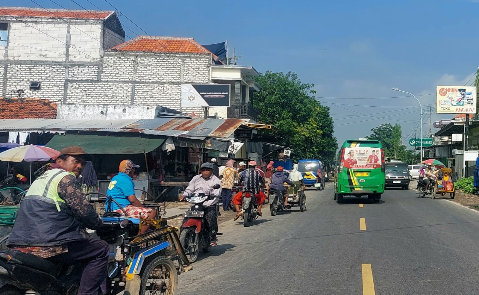 TAK DITINDAK: Poster caleg belum dicopot di mobil angkutan umum saat melintas di Jalan Raya Camplong, Selasa (13/2). (JUNAIDI PONDIYANTO/JPRM)