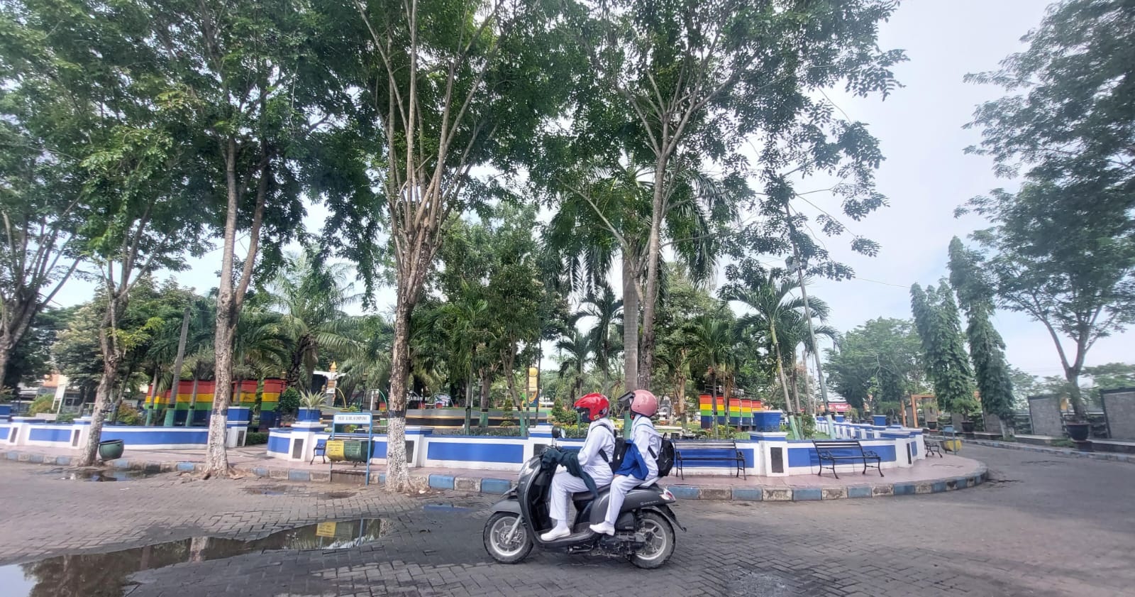 RIMBUN: Warga berada di area Taman Kota Sampang Senin (12/2).