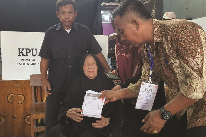 HAK SUARA: Siti Khadijah, ibunda cawapres Mahfud MD saat berada di TPS 8 yang berada di Dusun Masaran, Kelurahan Bugih, Kecamatan/Kabupaten Pamekasan, Rabu (14/2). (MOH. JUNAIDI/JPRM)
