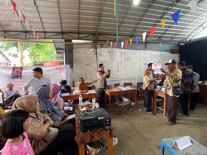UNGGUL: Proses penghitungan perolehan suara capres dan cawapres di TPS 8 yang terletak di Dusun Masaran, Kelurahan Bugih, Kecamatan/Kabupaten Pamekasan, Rabu (14/2). (MOH. JUNAIDI/JPRM)