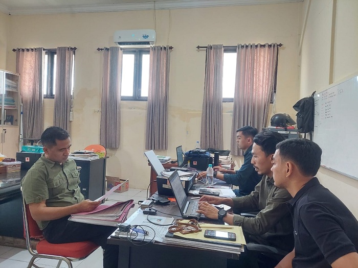 CARI KEADILAN: Caleg DPRD Jatim Dapil Madura Mathur Husyairi saat melapor ke kantor Bawaslu Bangkalan Kamis (15/2). (ZEINAL ABIDIN/JPRM)