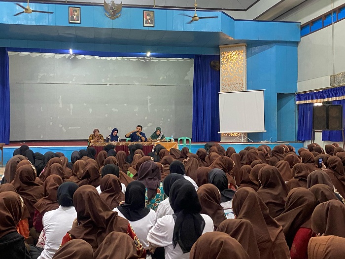PROTES: Siswa kelas XII melakukan audiensi dengan pihak sekolah di aula SMKN 3 Pamekasan, Kamis (15/2). (SMKN 3 UNTUK JPRM)