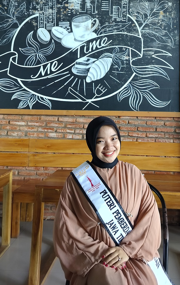PRESTASI: Putri Pemberdayaan Perempuan Indonesia 2023&ndash;2024 Nafada berfoto di Kafe Nirwana, Jalan KH Amin Jakfar, Kelurahan Gladak Anyar, Pamekasan, Senin (12/2). (LAILIYATUN NURIYAH/JPRM)