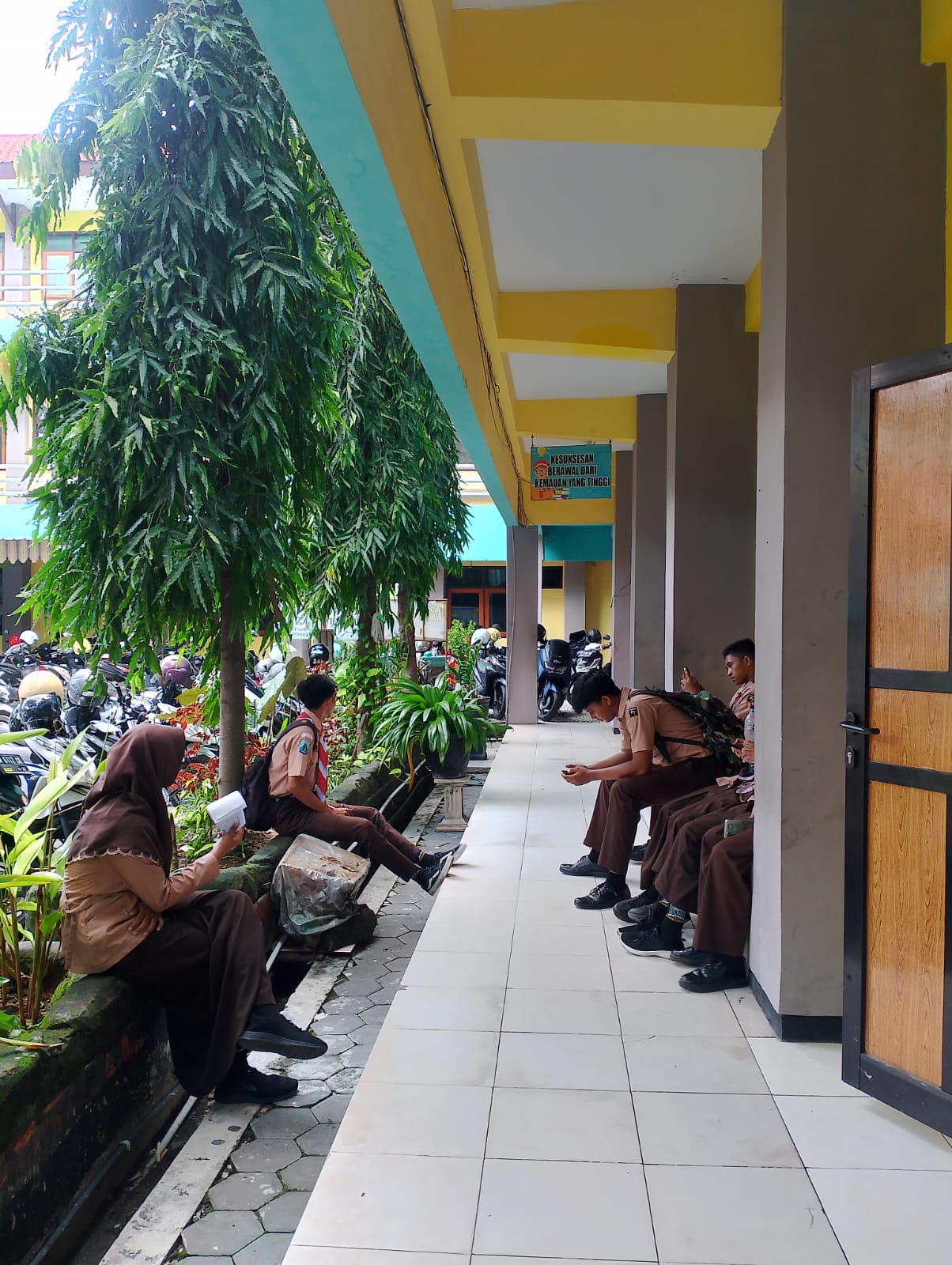 PULANG SEKOLAH: Siswa SMKN 3 Pamekasan bersantai di depan ruang kelas, Jumat (16/2). (UBAIDILLAHIR RAIE/JPRM)