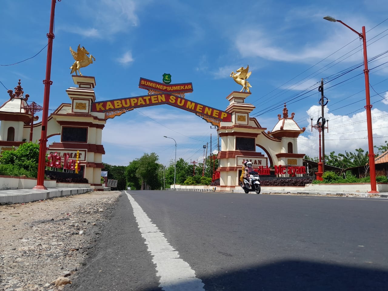 LANCAR: Pengendara melintas di gapura perbatasan Sumenep&ndash;Pamekasan di Kecamatan Pragaan, Jumat (16/2). (MOH. BUSRI/JPRM)