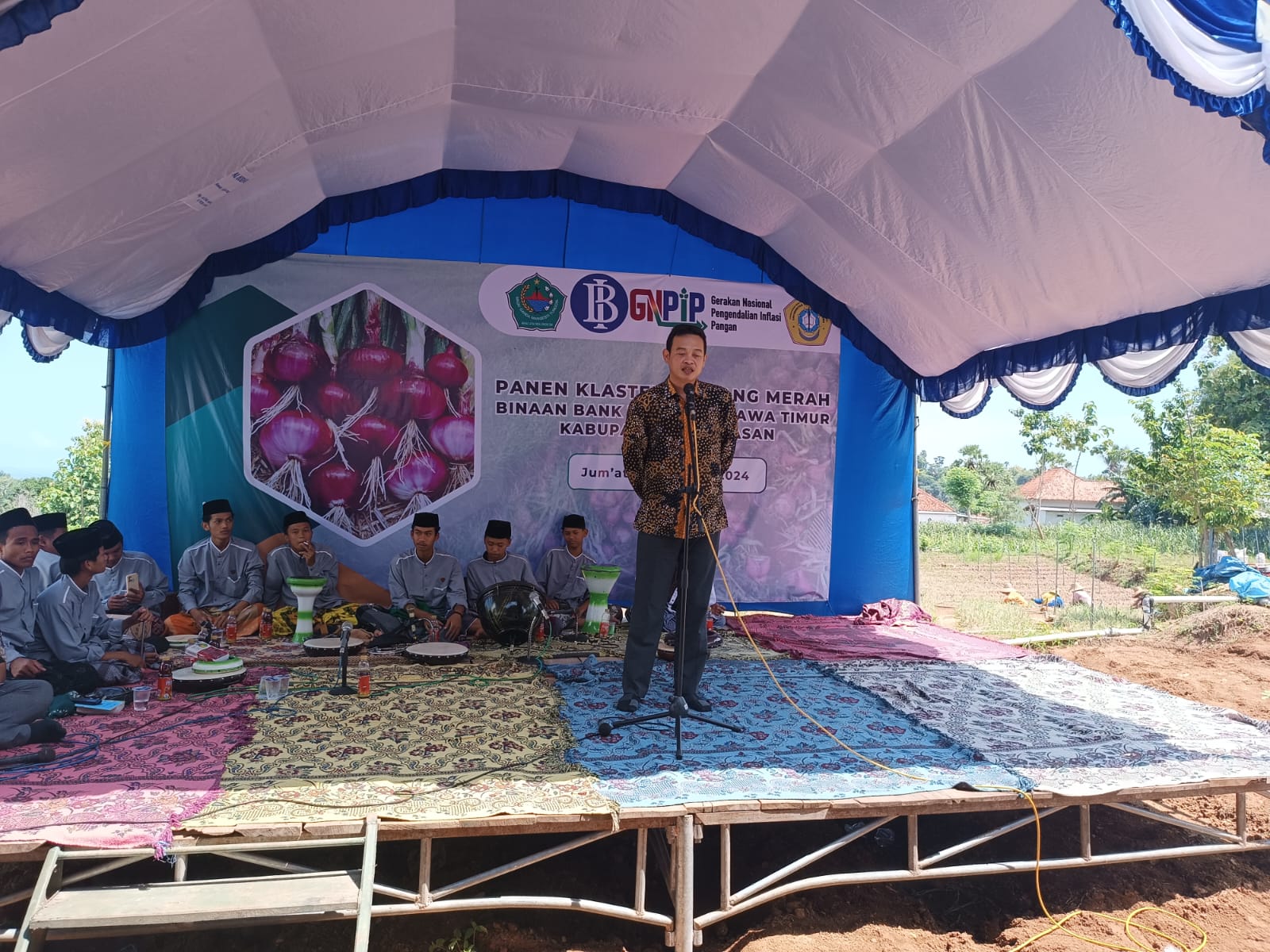 BERISAMBUTAN: Iqbal Reza Nugraha, Plt Kepala Divisi BI Jatim saat membuka panen raya bawang merah di Pasean, Pamekasan, Jumat (16/2/2024)