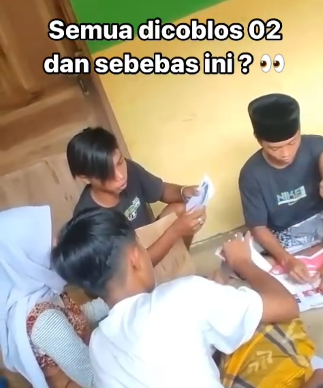 BEBAS: Sejumlah pemuda mencoblos berkali-kali surat suara capres cawapres Prabowo-Gibran di Desa Pandan, Omben, Sampang, Jawa TImur.