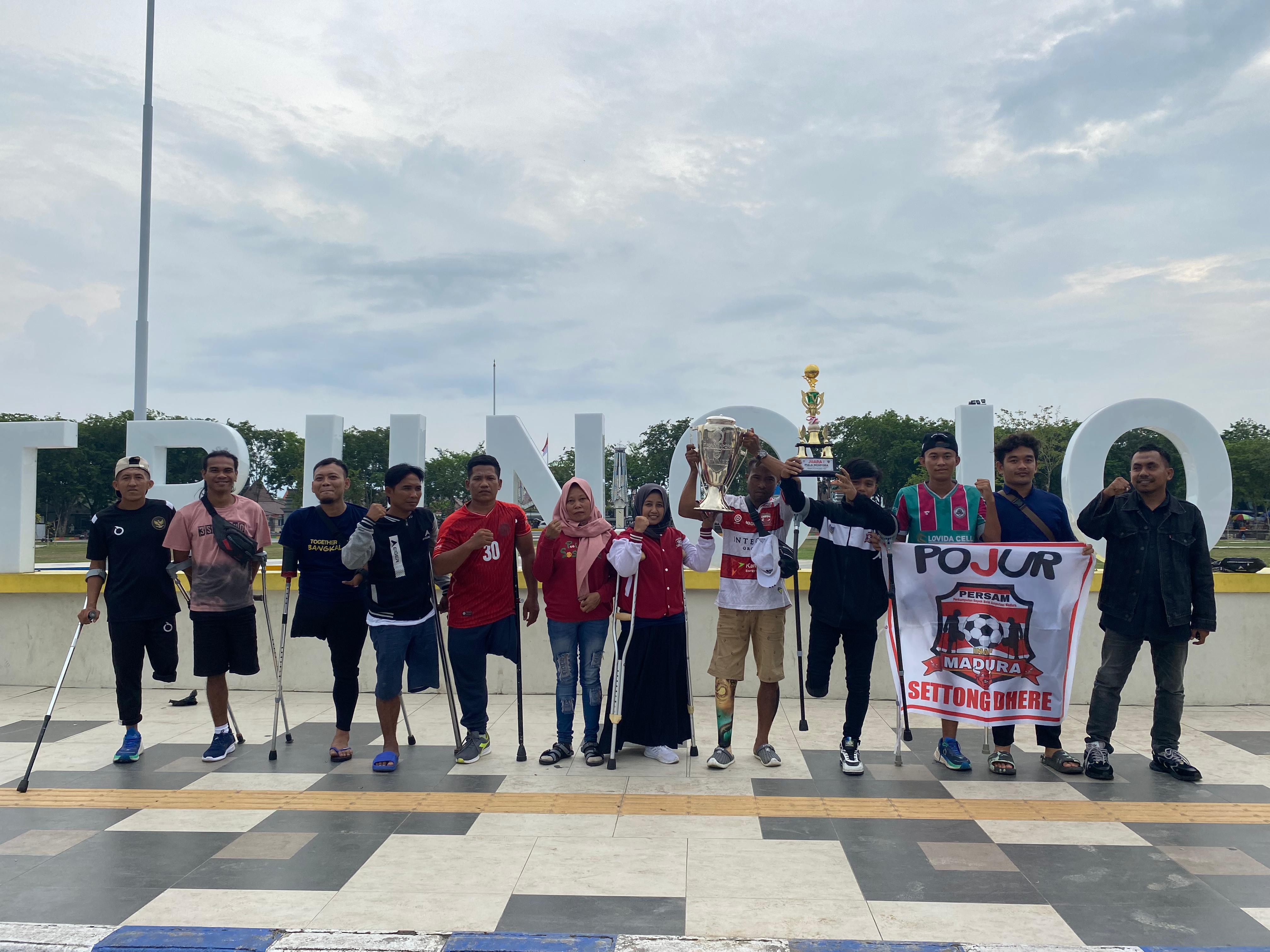 BERPRESTASI: Persam merayakan kemenangan di Alun-Alun Trunojoyo Sampang, 28 November 2023. (MOH. IQBAL AFGANI/JPRM)
