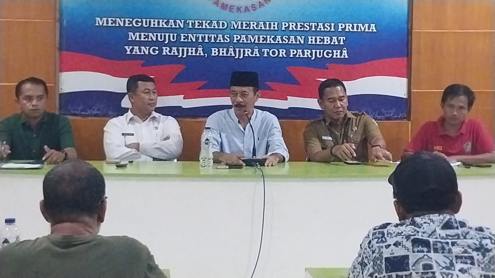 SERIUS: Askab PSSI menggelar rapat bersama 20 klub futsal di Kabupaten Pamekasan, Senin (12/2). (PSSI UNTUK JPRM)