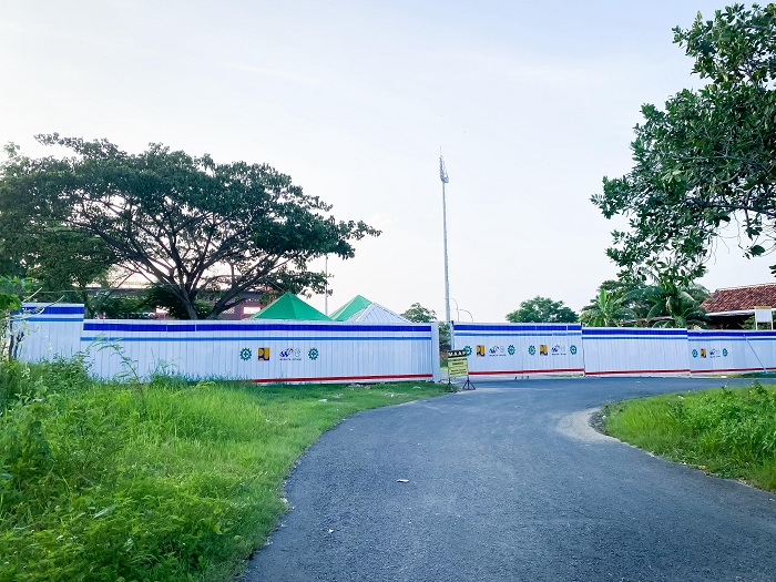 DITUTUP: Pagar seng menutupi proyek renovasi Stadion Gelora Madura Ratu Pamelingan, Jumat (16/2). (MOH. JUNAIDI/JPRM)
