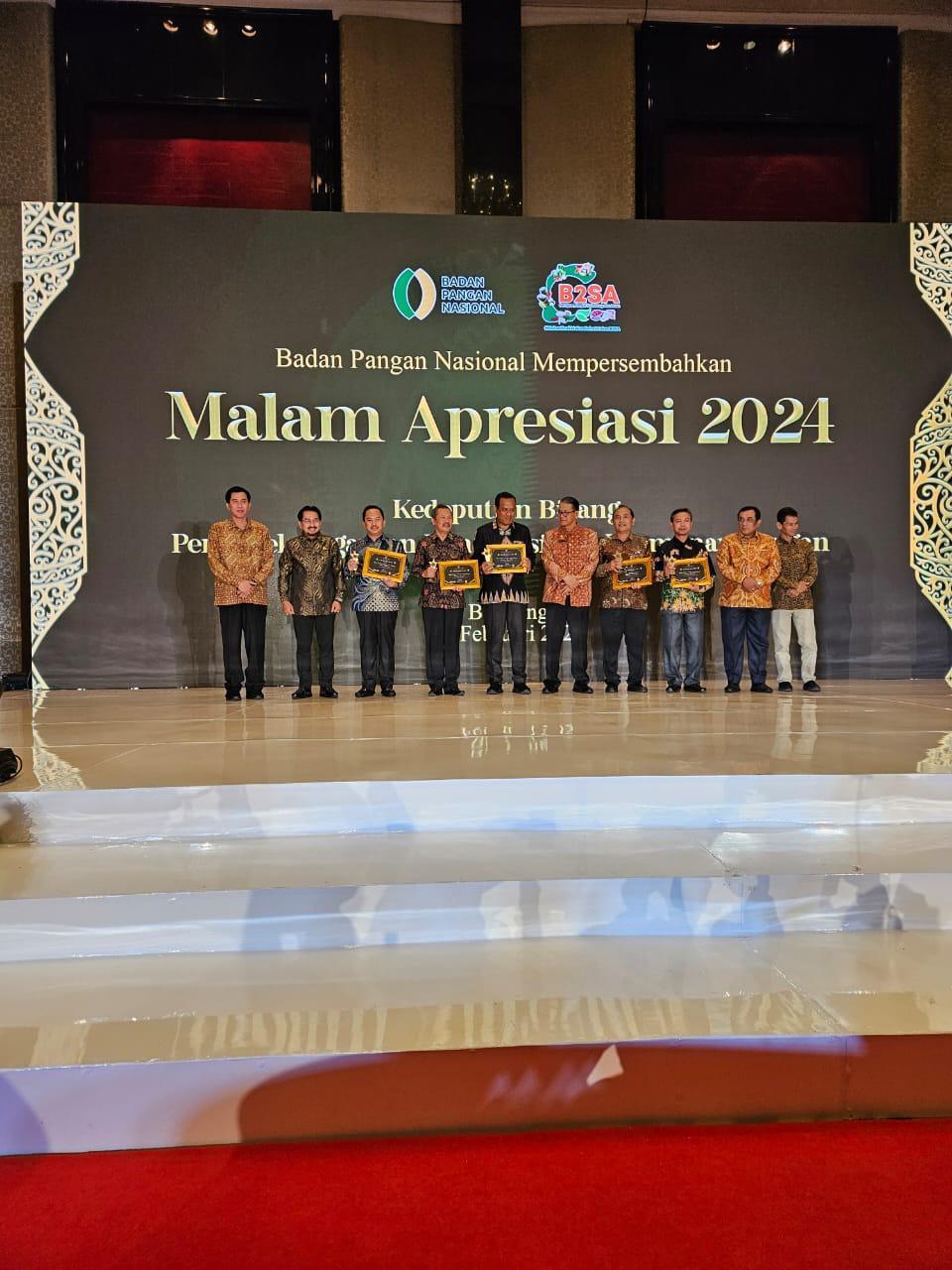 BERPRESTASI: Kepala DKPP Sumenep Arif Firmanto (tiga dari kiri) berfoto bersama penerima penghargaan dari Bapanas di The Trans Luxury Hotel, Bandung, Kamis (15/2). (DKPP SUMENEP UNTUK JPRM)