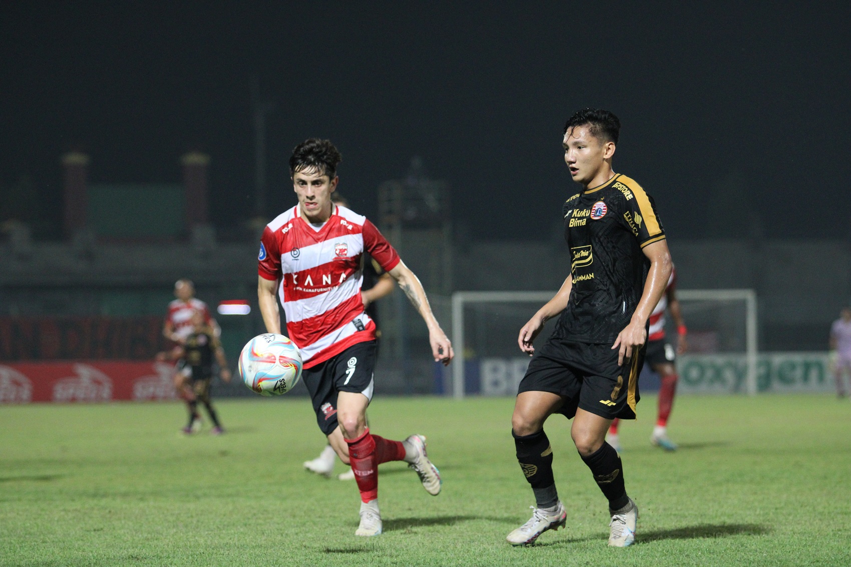 KREATOR SERANGAN: Pemain MU Francisco Rivera mengganggu pergerakan pemain Persija Syahrian Abimanyu pada pertandingan putaran pertama kompetisi Liga 1 di SGB Minggu, 13 Agustus 2023. (VIVIN AH/JPRM)