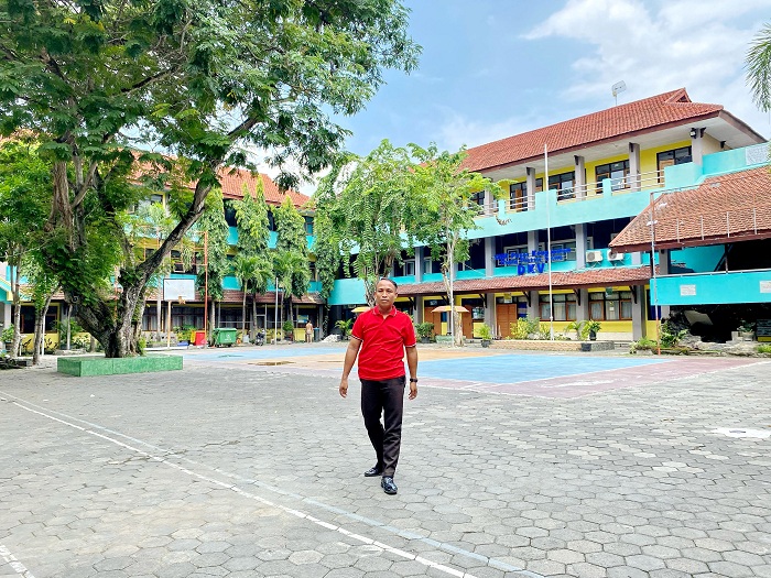 LIBUR SEKOLAH: Satpam memantau situasi di lingkungan SMKN 3 Pamekasan, Sabtu (17/2). (FAHMI JALIL/JPRM)