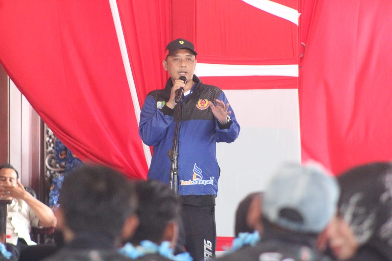 PERCAYA DIRI: Ketua Umum KONI Sampang Abd. Wasik memberikan arahan dalam penyambutan atlet porprov di Pendopo Trunojoyo Sampang, 18 September 2023. (MOH. IQBAL AFGANI/JPRM)