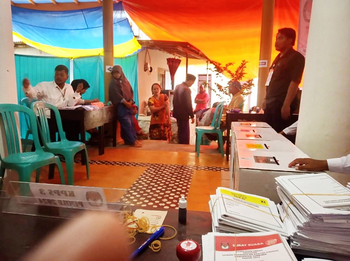 DEMOKRATIS: Pelaksanaan pemungutan dan penghitungan suara Pemilu 2024 di TPS 02 Desa Pasongsongan, Kecamatan Pasongsongan, Sumenep, berlangsung Rabu (14/2). (ISTIMEWA)