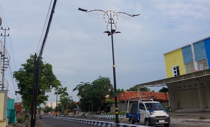 SEPI: Pengendara melintas di Jalan Syamsul Arifin, Kota Sampang, yang sudah dilengkapi fasilitas lampu PJU, Selasa (6/2). (JUNAIDI PONDIYANTO/JPRM)