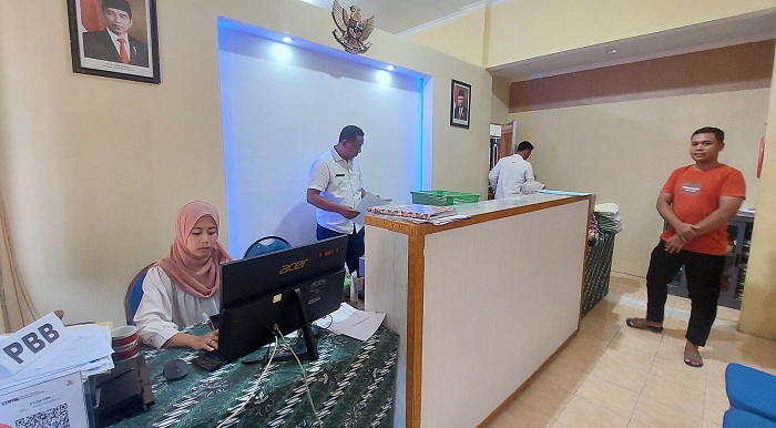 PUSAT LAYANAN: Pegawai saat melayani warga yang mengurus administrasi pajak di kantor BPPKAD Sampang, Rabu (10/1). (JUNAIDI PONDIYANTO/JPRM)