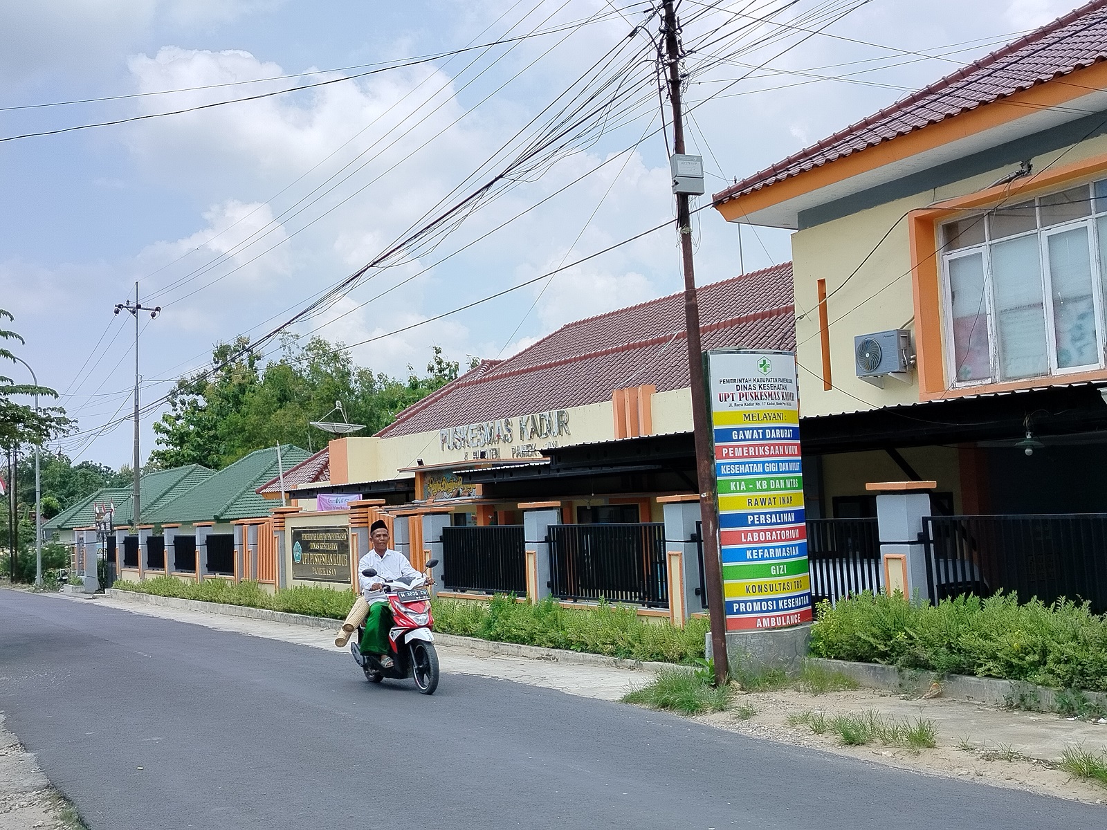 DINKES SIAPKAN ANGGARAN: Pengendara melintas di depan Puskesmas Kadur, Desa Kadur, Kecamatan Kadur, Pamekasan, Minggu (18/2). (LAILIYATUN NURIYAH/JPRM)