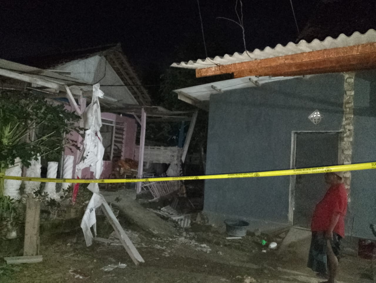 GARIS POLISI: Lokasi sumber ledakan disterilkan.