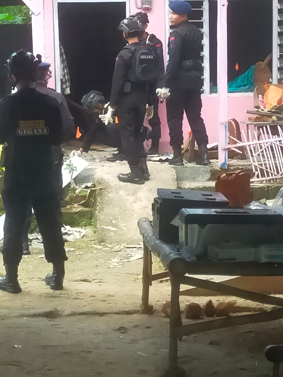 PERIKSA: Tim Inavis Polda Jatim memeriksa sumber ledakan di Desa Nyalabu Daya, Pamekasan.