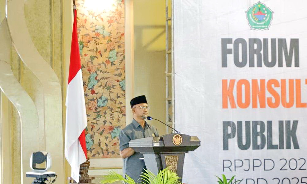 BERWIBAWA: Ketua DPRD Pamekasan Halili menghadiri acara forum konsultasi publik, Selasa (30/1). (DPRD PAMEKASAN UNTUK JPRM)