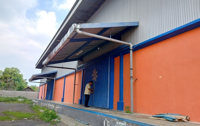 KOSONG: Petugas mengunci gudang Bulog di Desa Larangan Tokol, Kecamatan Tlanakan, Pamekasan, Selasa (20/2). (LAILIYATUN NURIYAH/JPRM)