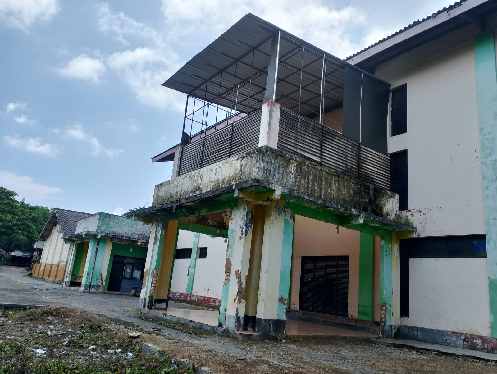 SEPI: GOR M. Tabrani Pamekasan yang terletak di Jalan Teja, Desa Laden, Kecamatan Pamekasan, belum direhab hingga Selasa (20/2). (UBAIDILLAHIR RAIE/JPRM)