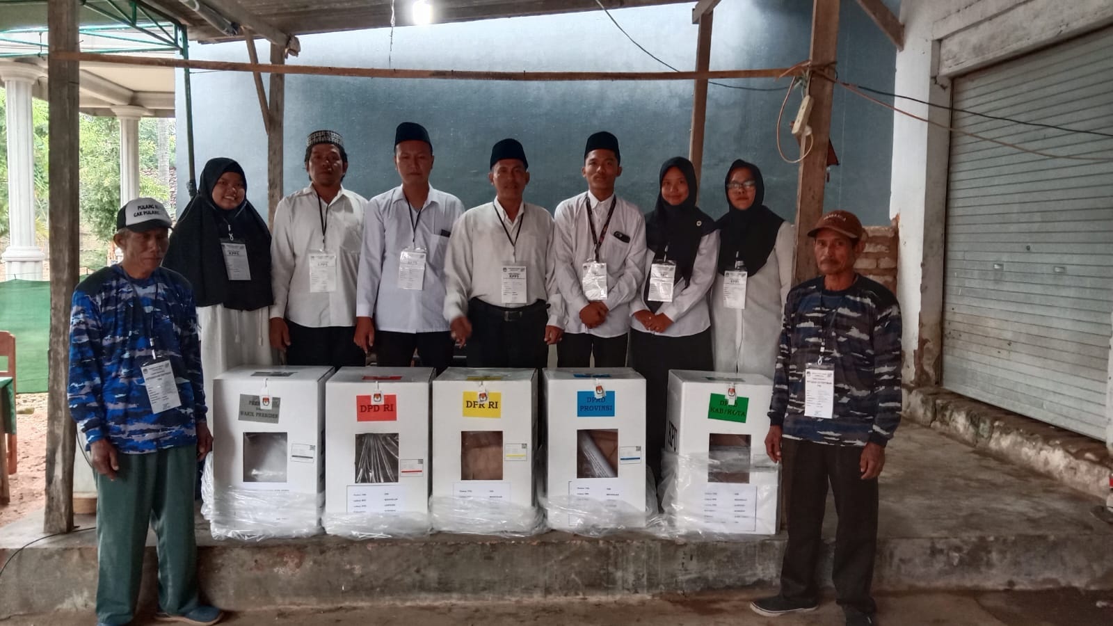 TUGAS NEGARA: Anggota KPPS dan satlinmas mengamankan kotak suara setelah melaksanakan pemungutan suara di salah satu TPS Desa Meddelan, Kecamatan Lenteng, Sumenep, Rabu (14/2). (ISTIMEWA)