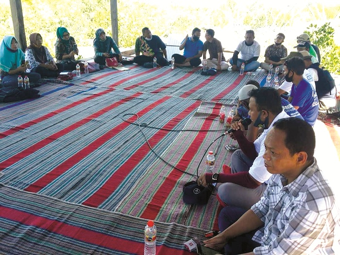 SERIUS: Warga menghadiri pertemuan perangkat Desa Kebundadap Timur, Sumenep, yang diduga bertujuan mengondisikan warga untuk memilih calon tertentu sebelum pelaksanaan pemungutan suara. (ISTIMEWA)